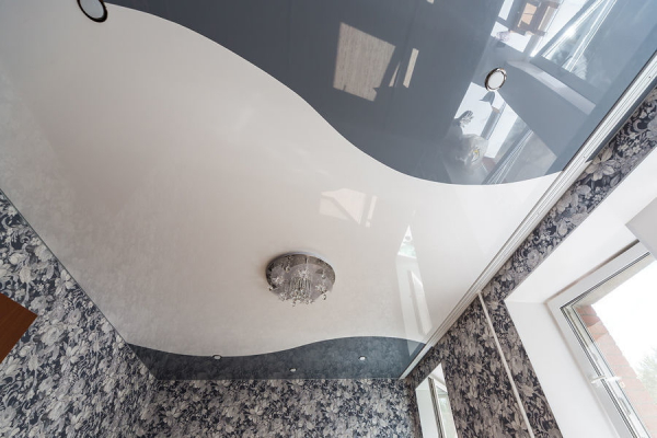 фото натяжного потолка со спайкой полотен