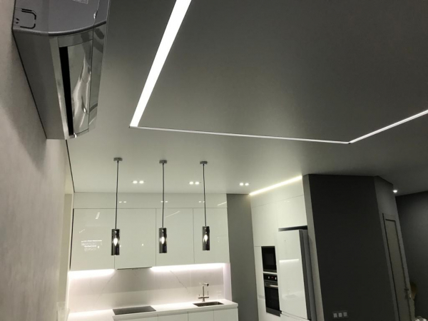 Фото натяжного потолка с подсветкой на кухню