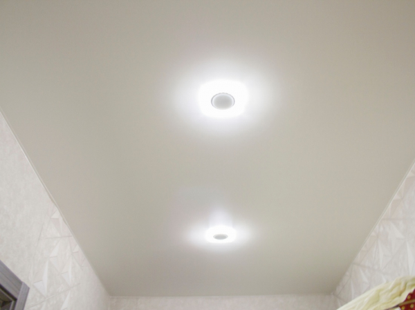 пример натяжного потолка в прихожей